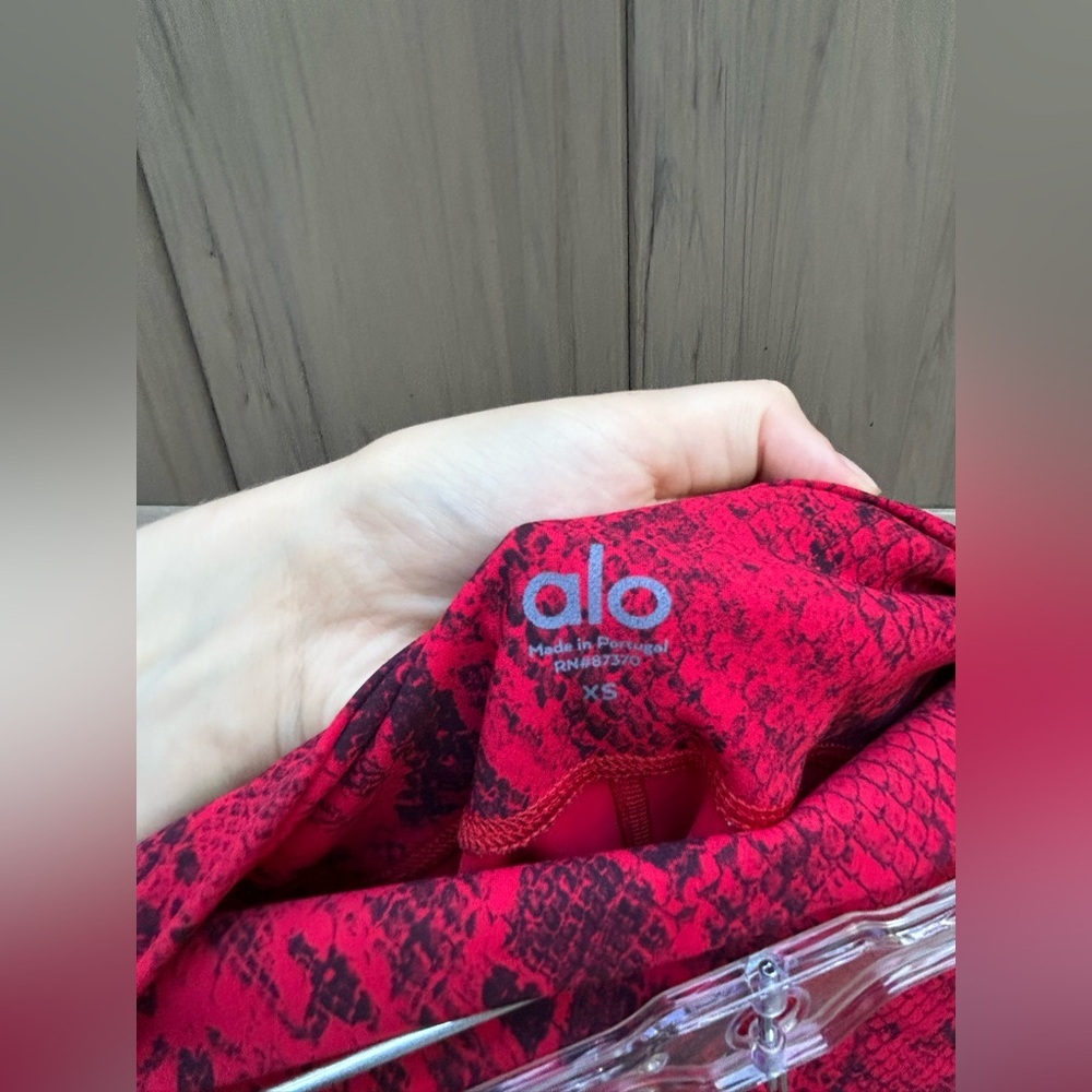 ALO Yoga Snakeskin Red Vapor Set LIMITED EDITION - Picture 9 of 11